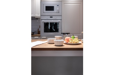 Идеи сочетания столешницы с фасадами и фартуком кухни