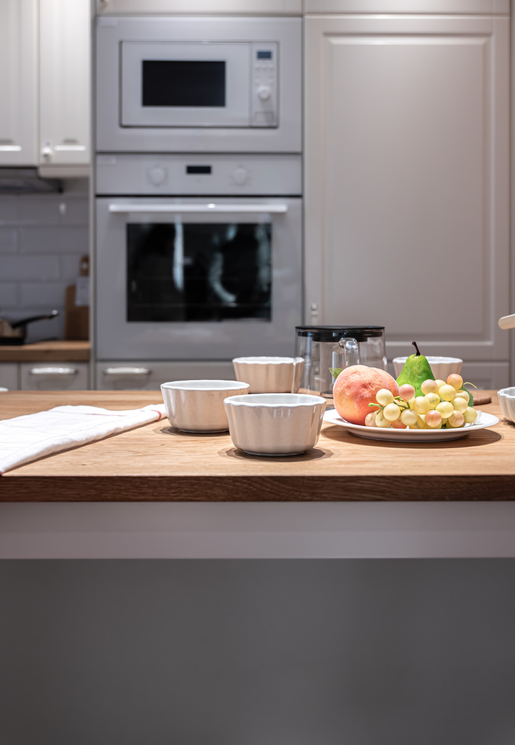 Идеи сочетания столешницы с фасадами и фартуком кухни